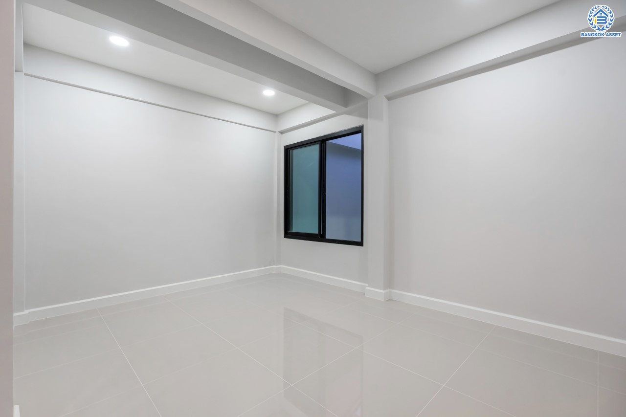 บ้านมือสองตกแต่งใหม่ ม.ปั้นทอง3 ลาดปลาเค้า76 เนื้อที่ 41.3 ตร.ว. ฟังก์ชัน 3 ห้องนอน 2 ห้องน้ำ 1 ห้องอเนกประสงค์ จอดรถได้ 2 คัน สภาพแวดล้อมเยี่ยม เชื่อมต่อ ถ.ประเสริฐมนูกิจ, ถ.เกษตร-นวมินทร์ ใกล้ ม.เกษตร, รถไฟฟ้าสายสีเขียว "สถานีเสนานิคม" และทางด่วน "ฉลองรัช"